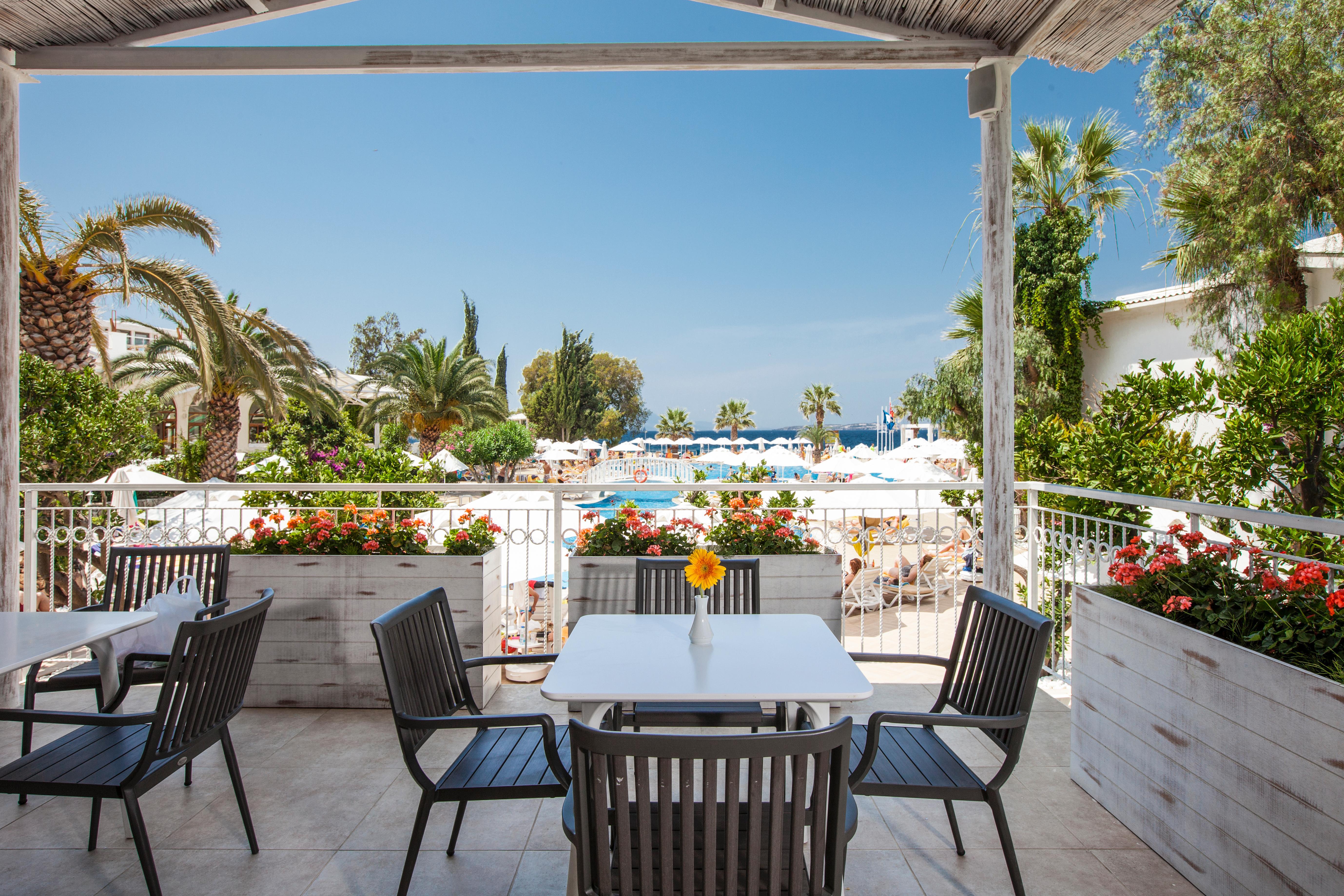Labranda TMT Bodrum Bagian luar foto The pool at the hotel