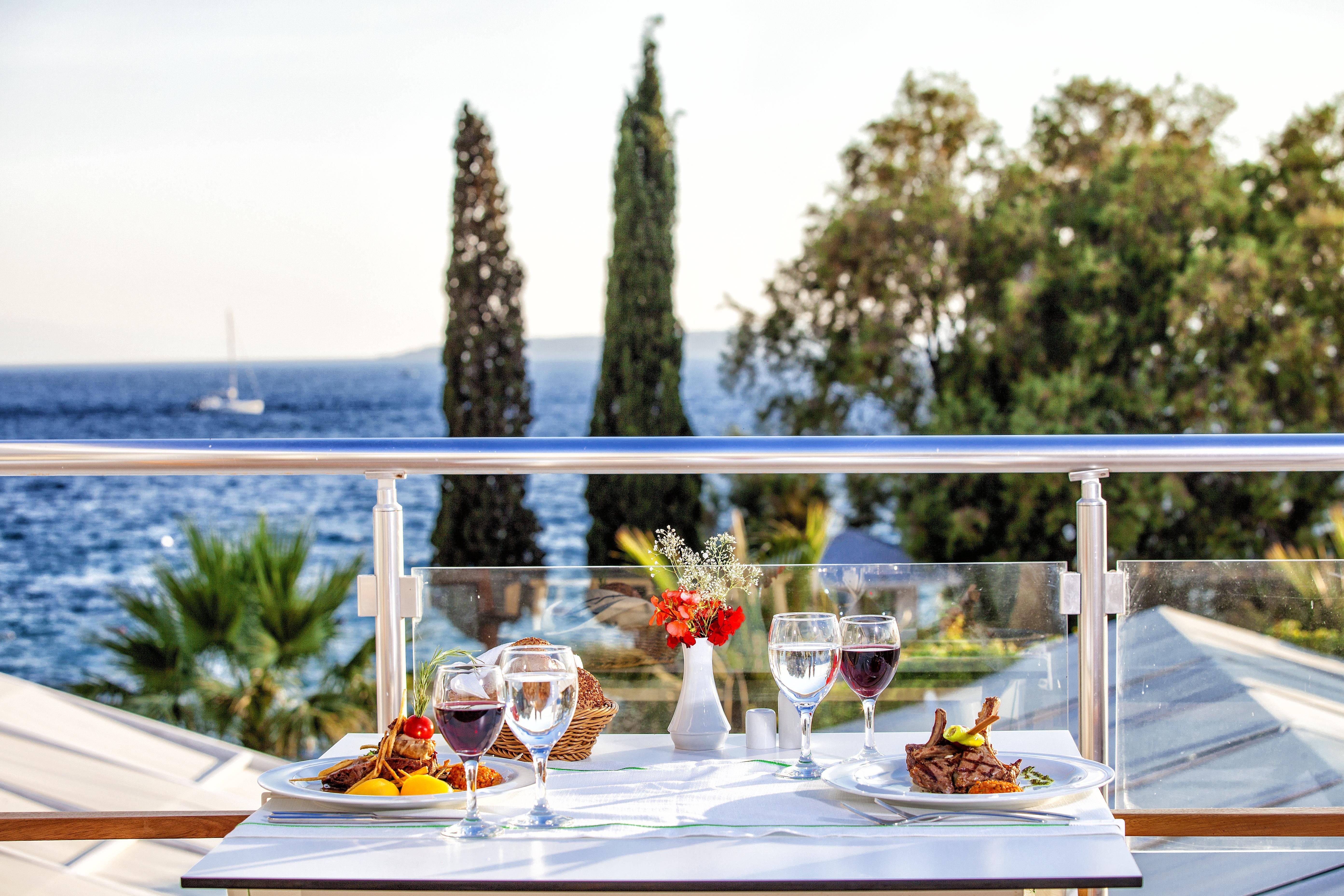 Labranda TMT Bodrum Bagian luar foto A typical table at a Greek restaurant
