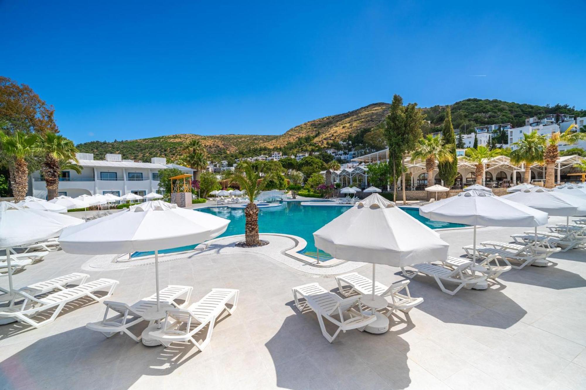Labranda TMT Bodrum Bagian luar foto The resort's main pool