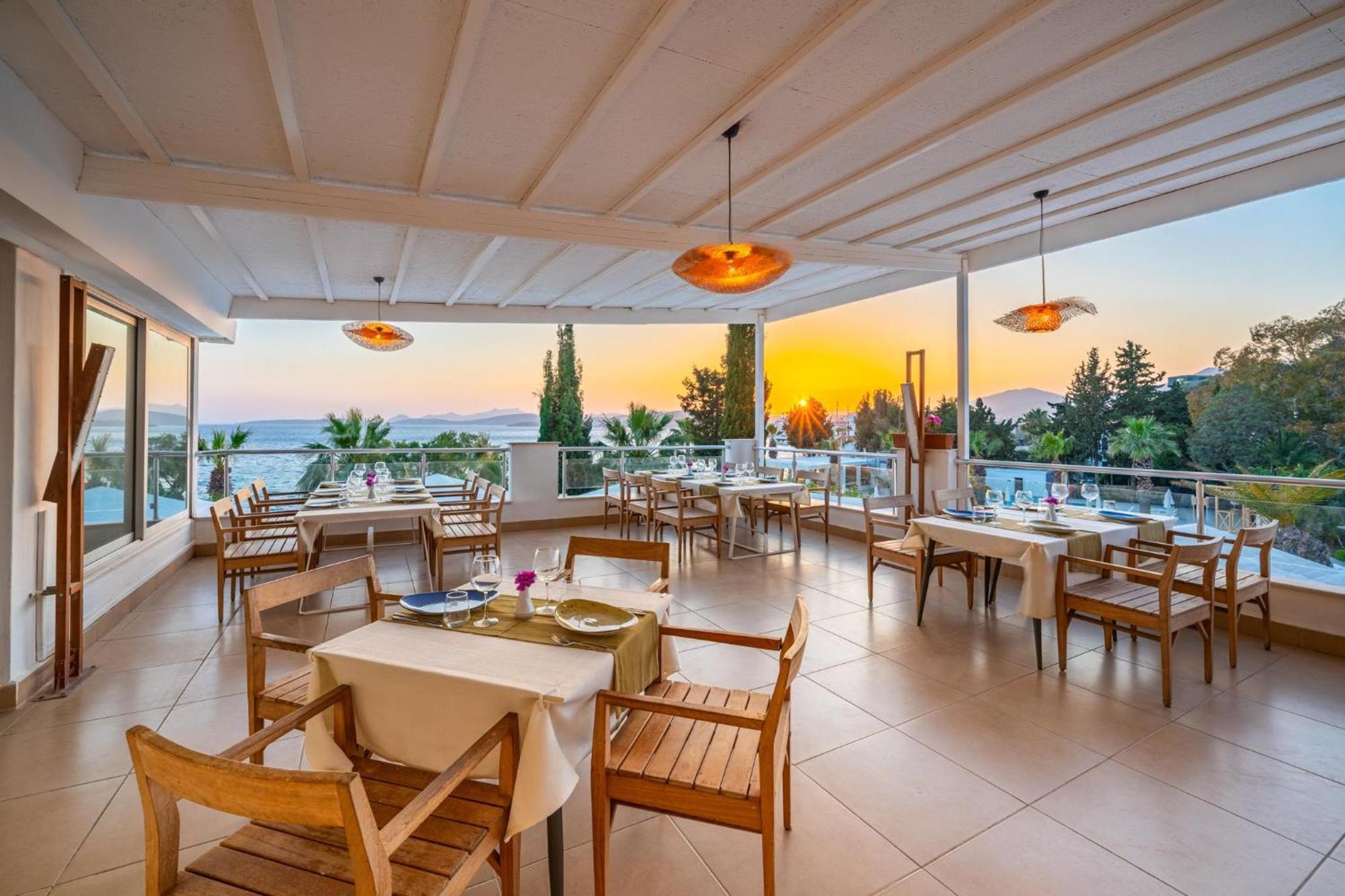 Labranda TMT Bodrum Bagian luar foto The restaurant at the hotel