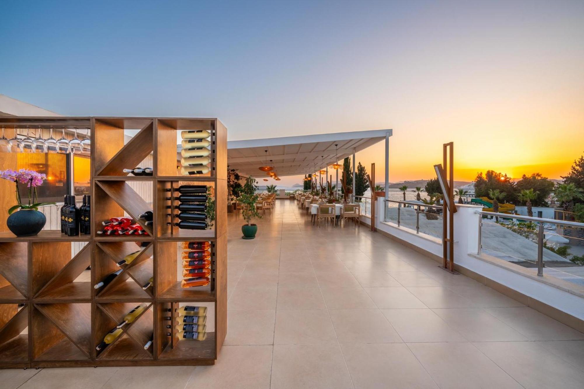 Labranda TMT Bodrum Bagian luar foto The rooftop bar at the hotel