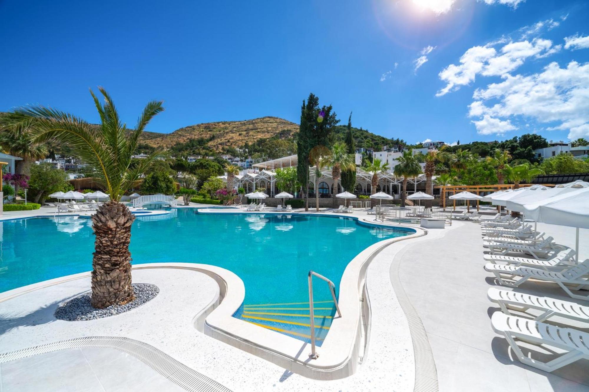 Labranda TMT Bodrum Bagian luar foto The resort's main pool