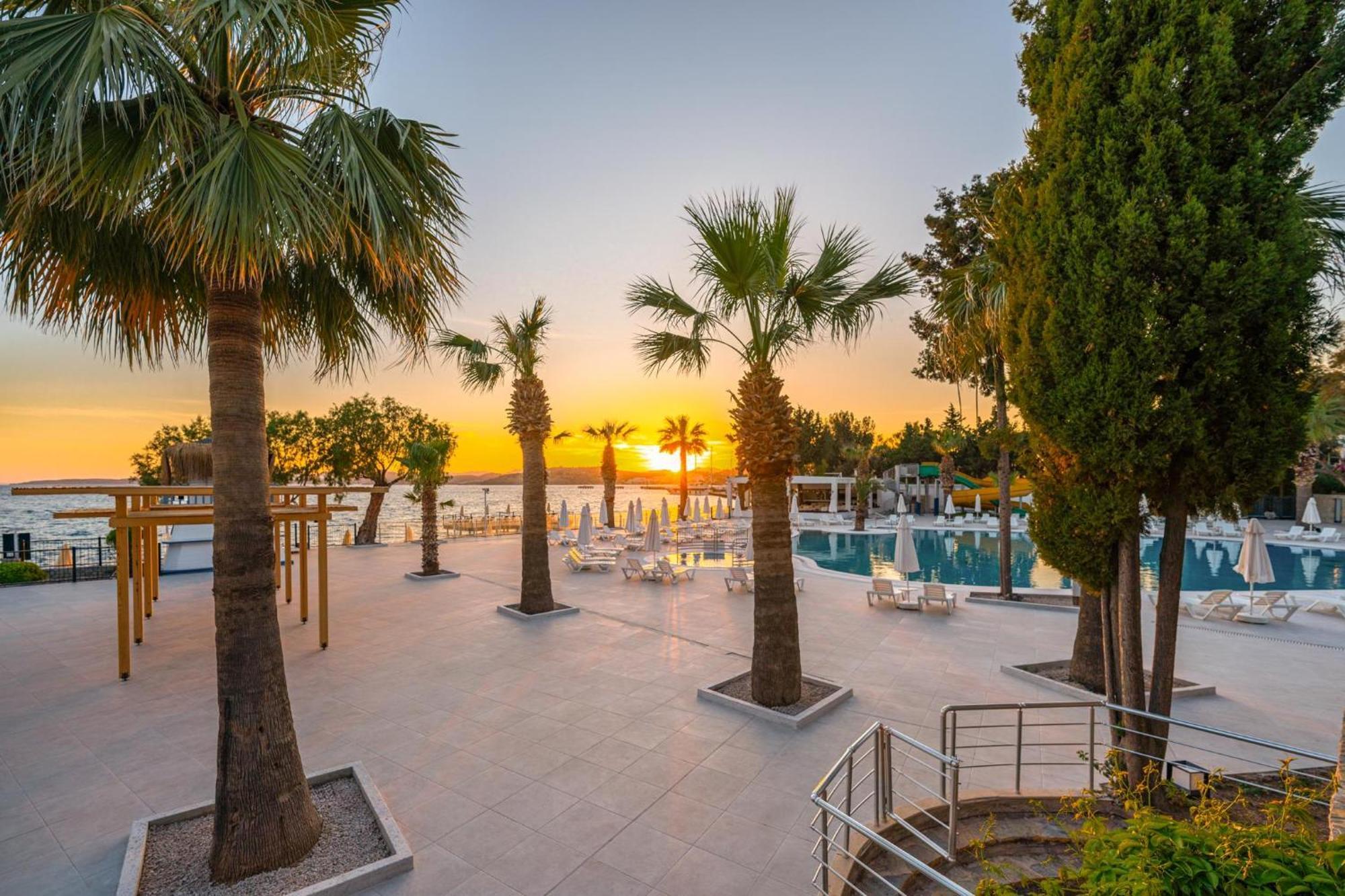Labranda TMT Bodrum Bagian luar foto Sunset at the beach of the hotel