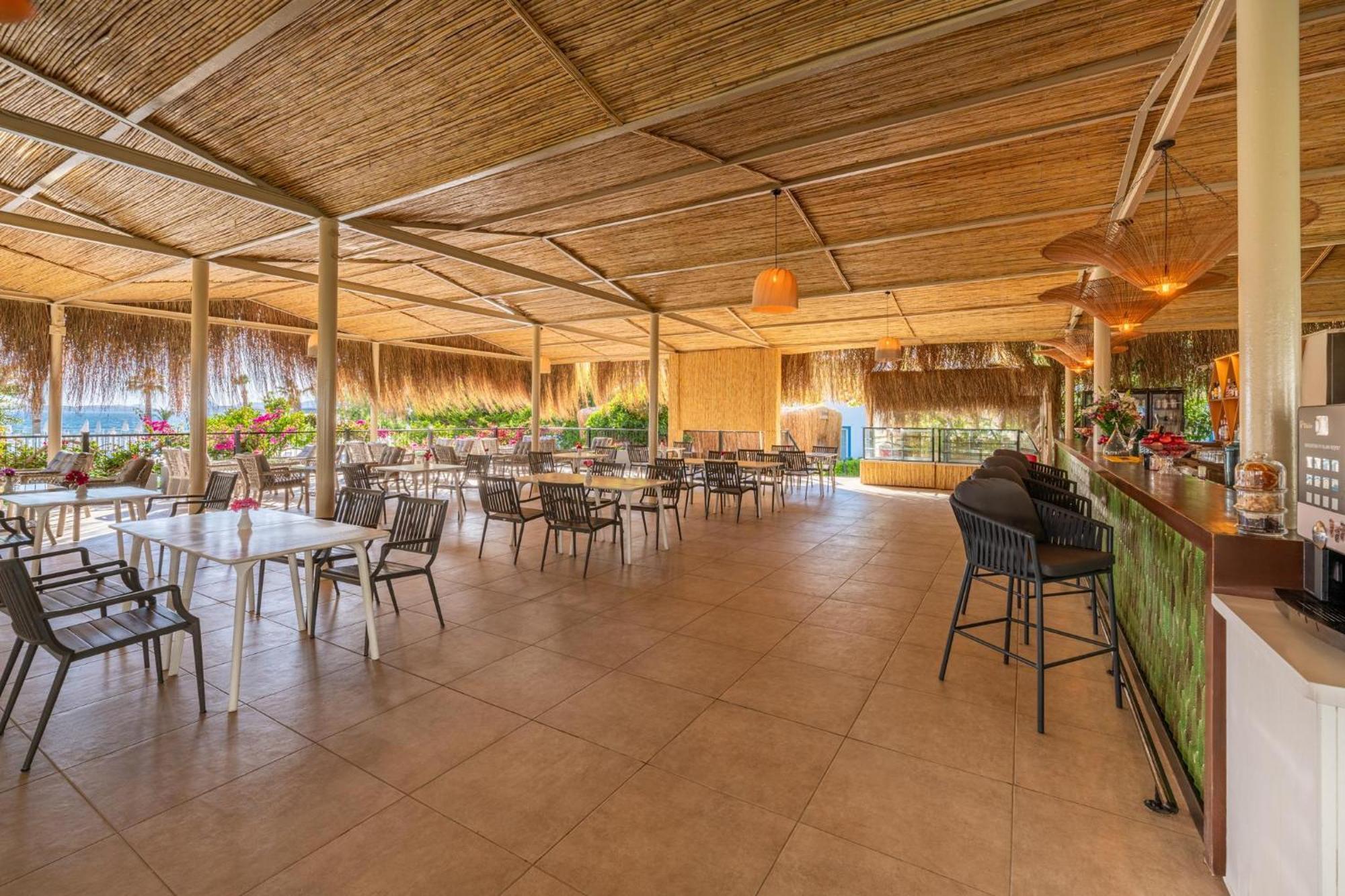 Labranda TMT Bodrum Bagian luar foto Restaurant at the resort