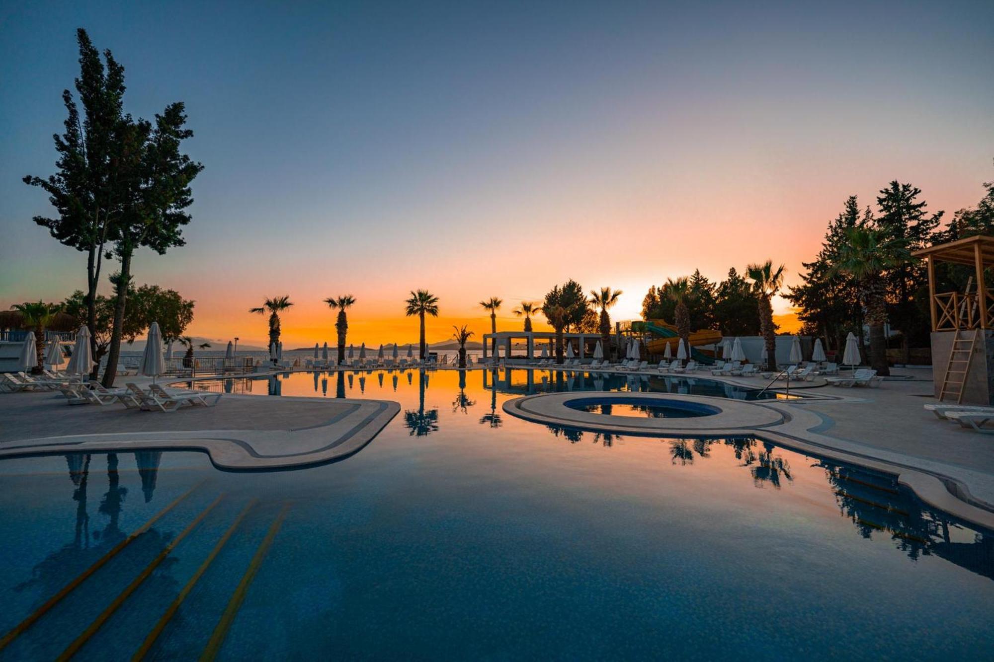 Labranda TMT Bodrum Bagian luar foto Sunset at the pool