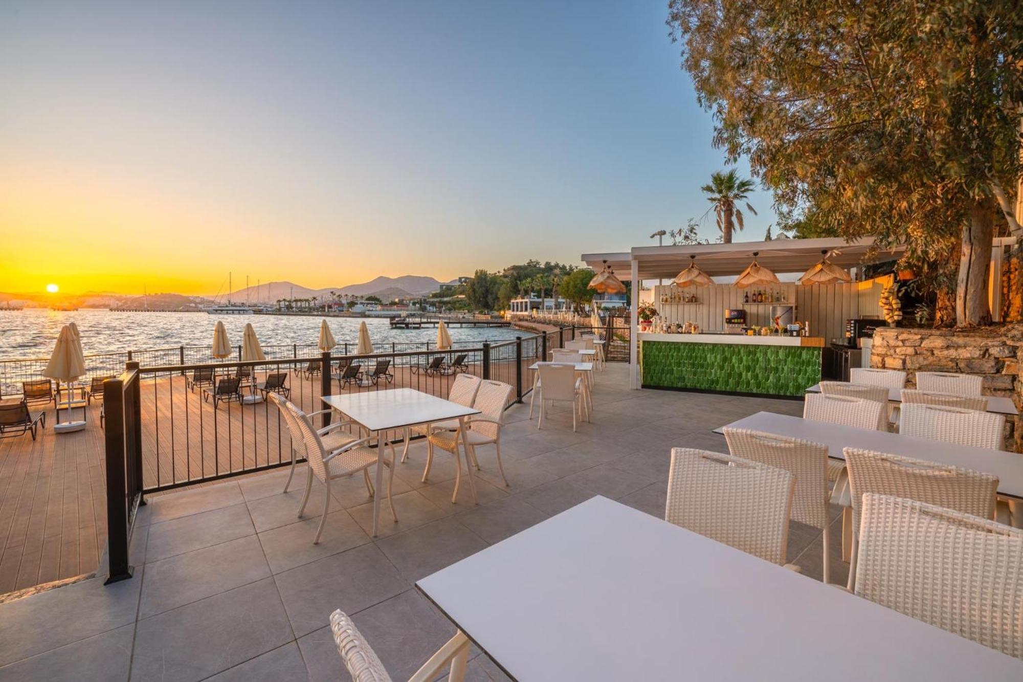 Labranda TMT Bodrum Bagian luar foto The patio at the Hotel Valley Ho