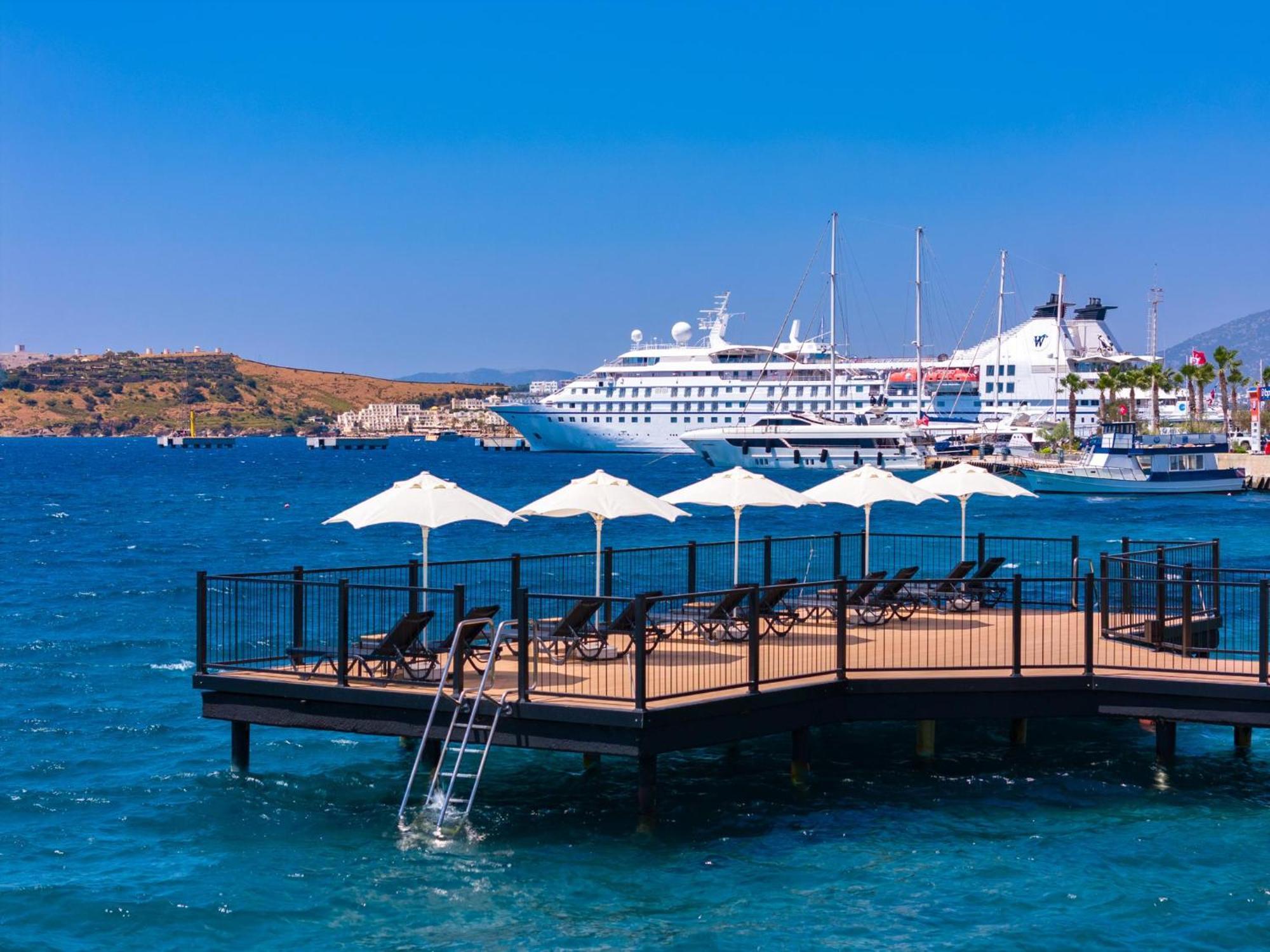Labranda TMT Bodrum Bagian luar foto Cruise ship at the port of Kos